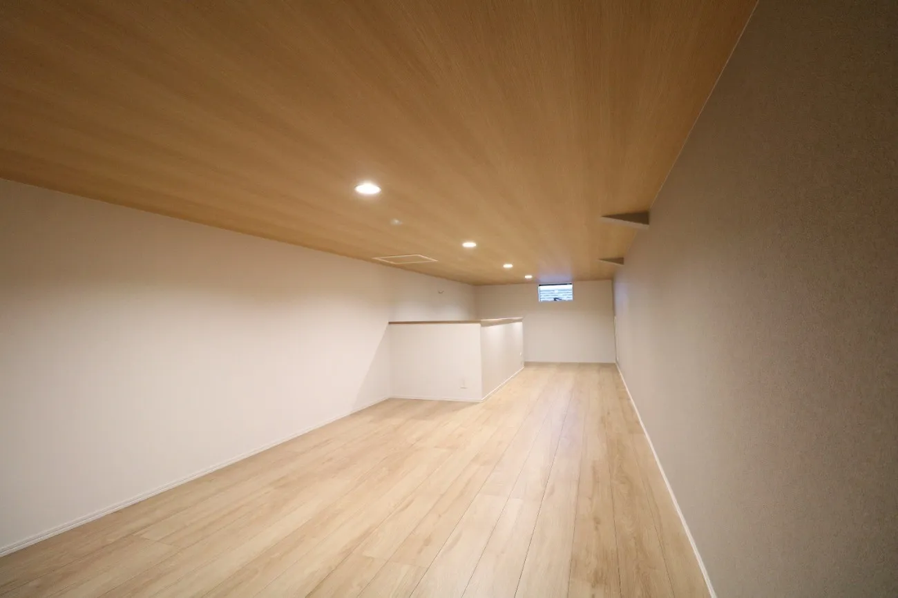 木目の天井とダウンライトのある、12畳の小屋裏