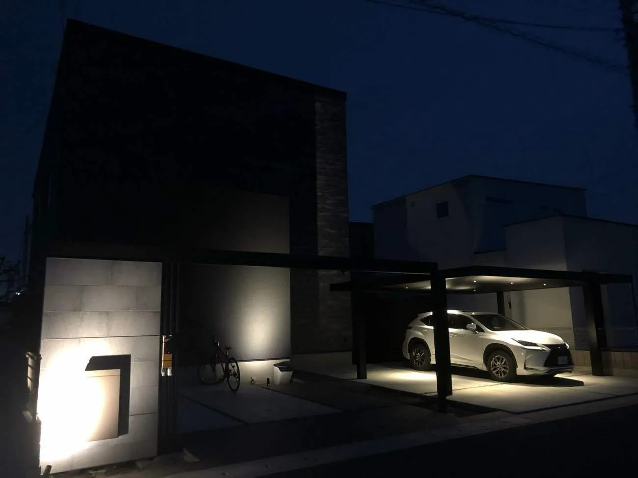夜の外観と、照明面がフラットなカーポート