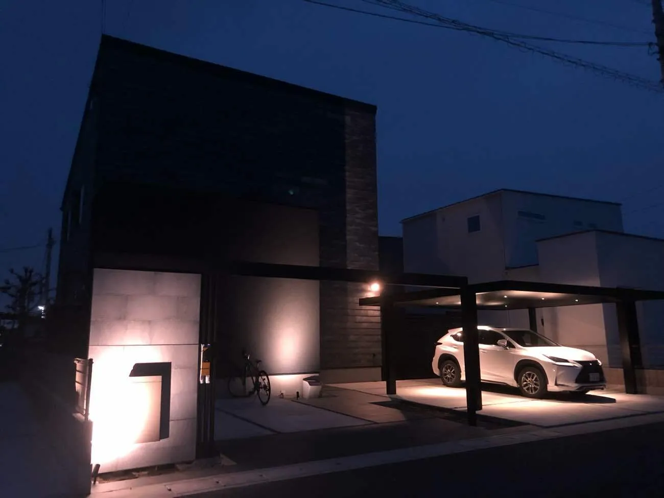 M様邸の夜の外観とライトアップされたカーポート