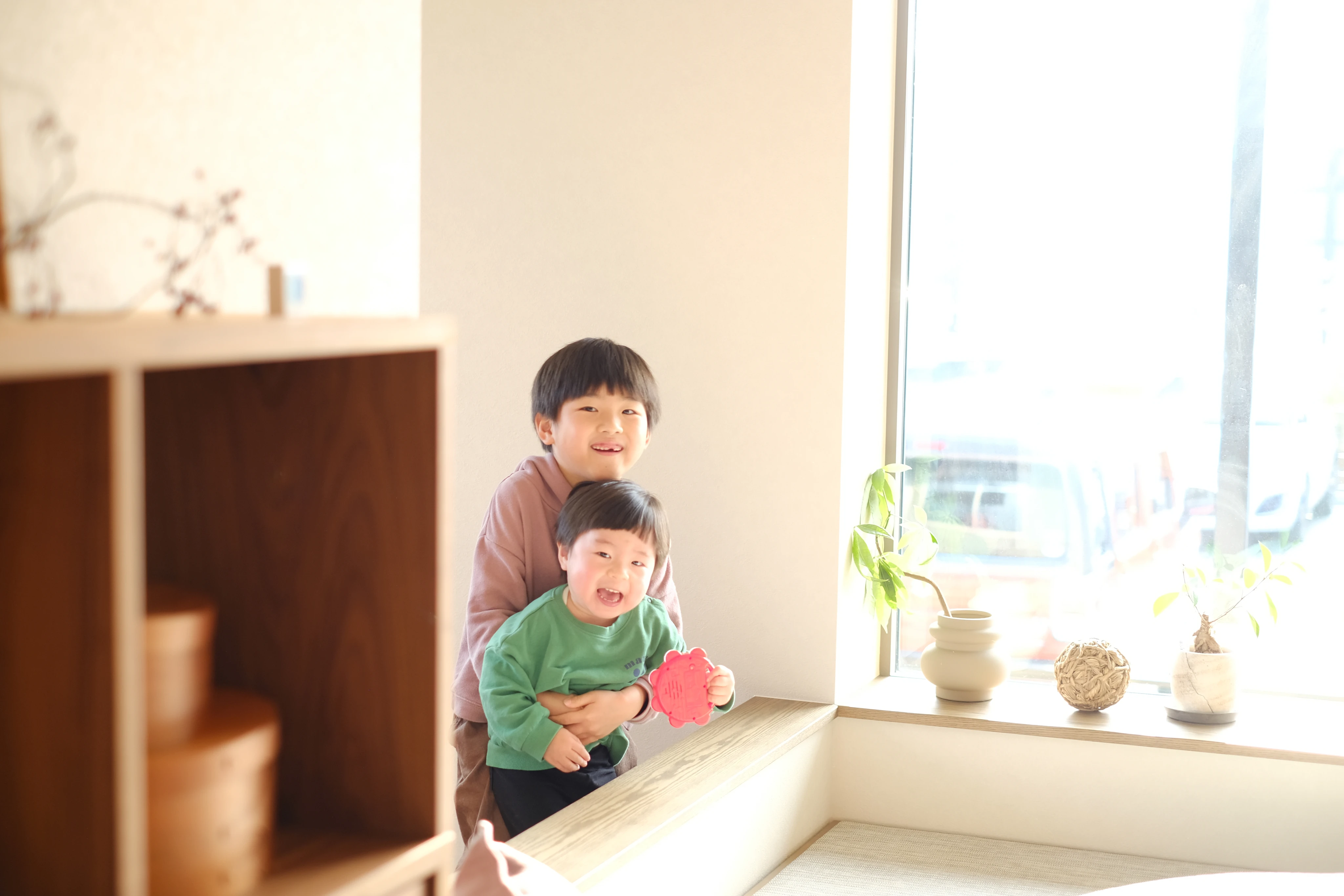 室内で仲良く遊ぶ子どもたち
