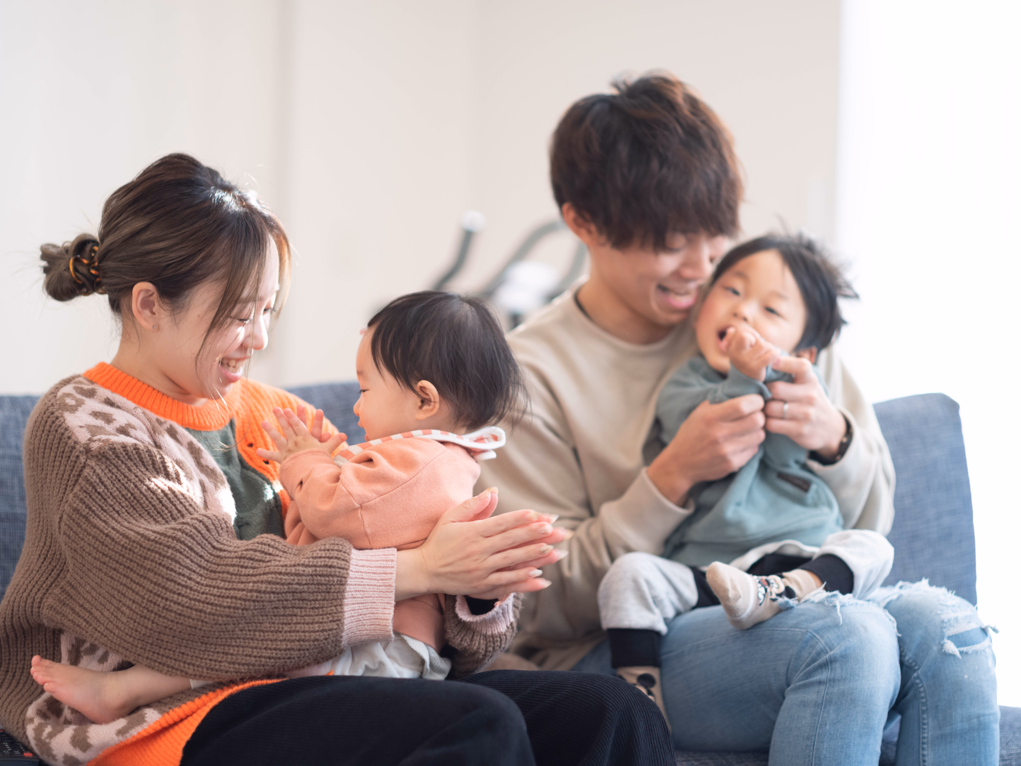 ソファで子どもたちと過ごす家族
