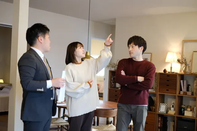 モデルハウスでスタッフと相談するご夫婦