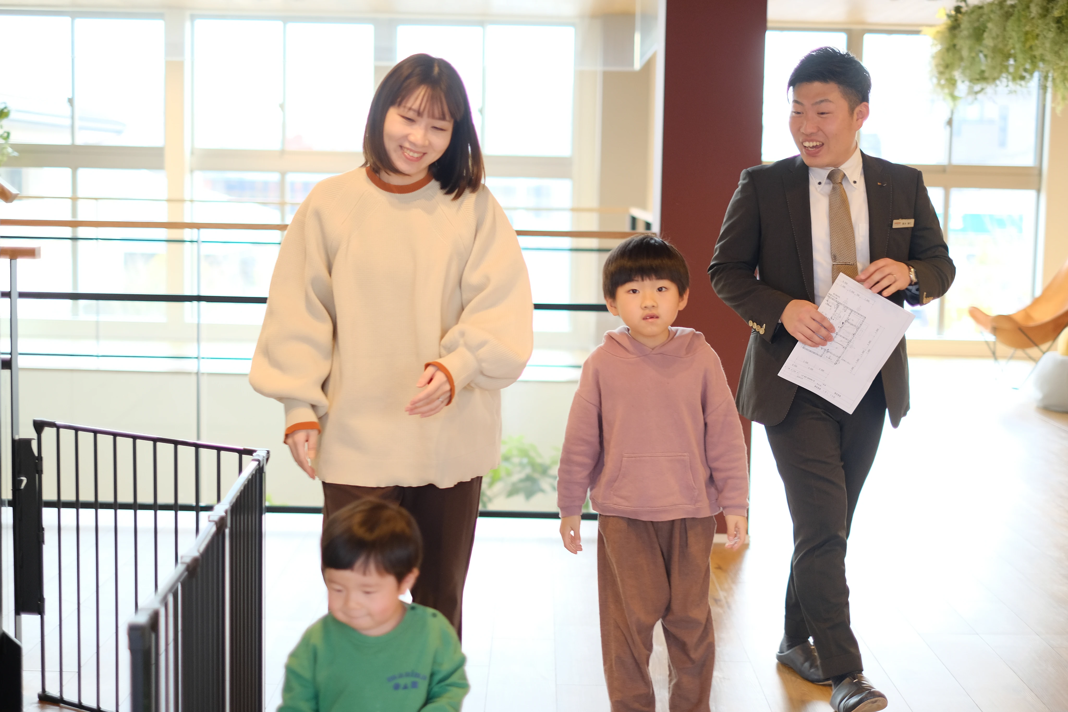 スタッフと一緒に住まいを見学する家族