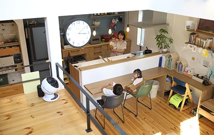 中2階からキッチンと家族の様子を見渡す